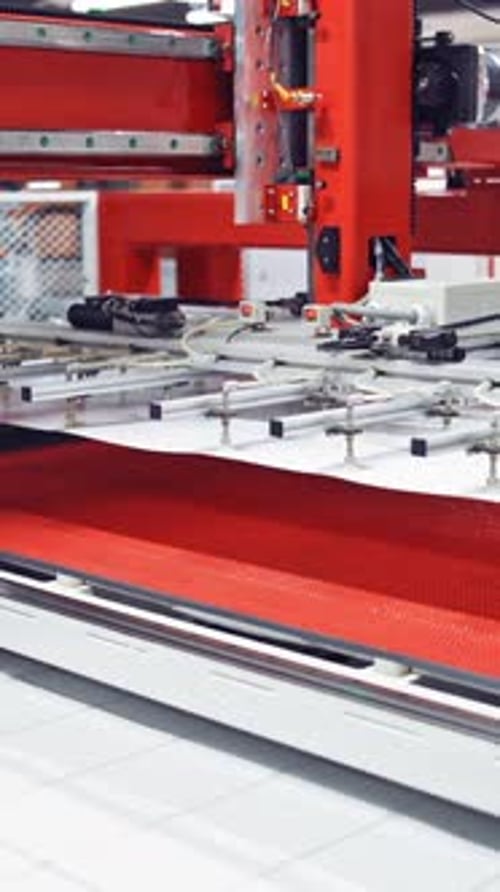 Équipement contemporain à l'intérieur de l'usine. Vue rapprochée d'un appareil automatisé.