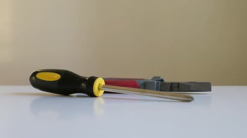 Mann greift nach Werkzeugen, Schraubenzieher und Zangen, Nahaufnahme