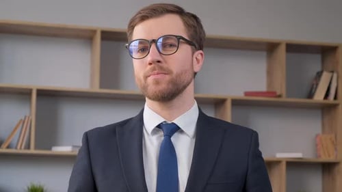 Portrait d'un homme d'affaires confiant, souriant, concept de gens d'affaires