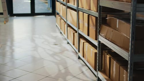 Fournitures d'entrepôt avec boîtes en carton sur étagères