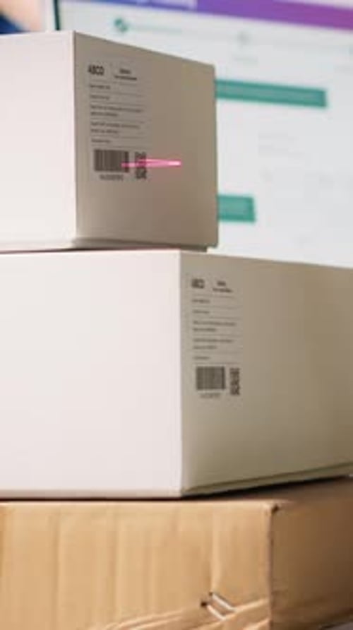 Vidéo verticale Un travailleur du hub logistique utilise un scanner pour suivre les étiquettes d'information pour la livraison express