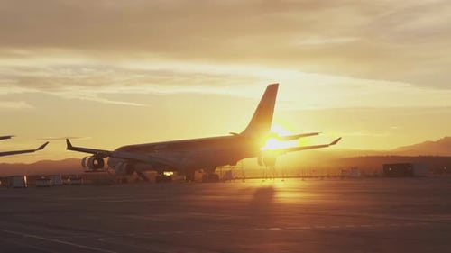 Flugzeug am Flughafen bei Sonnenuntergang