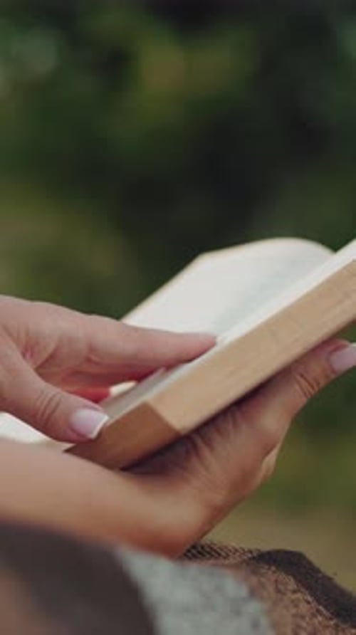 Moment intime de lecture de livres sur une couverture rustique