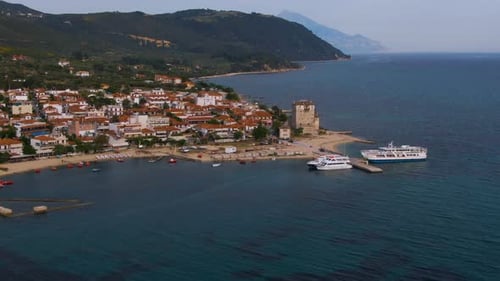 Vue aérienne du village d'Ouranoupoli sur la côte d'Athos en Halkidiki pendant une journée ensoleillée