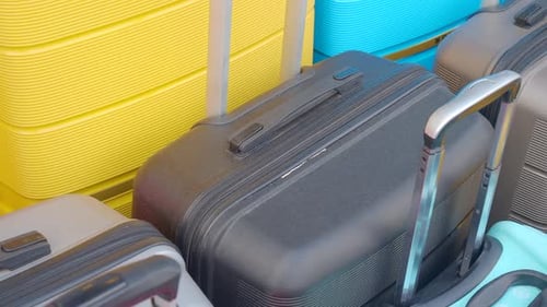 Malas coloridas na vista superior do chão