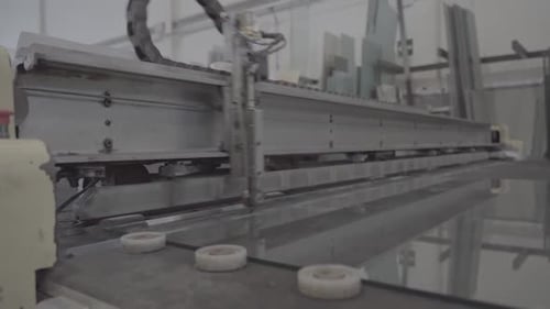 Equipo robótico de corte de vidrio, fabricación de vidrios para ventanas, primer plano