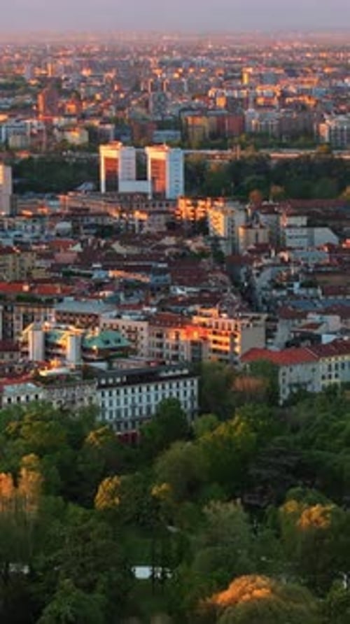 Vista aérea con un dron del parque Sempione en Milán, Italia, en un día soleado. Vertical