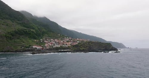 Impresionantes vistas aéreas de la playa de Seixal en Madeira, Portugal