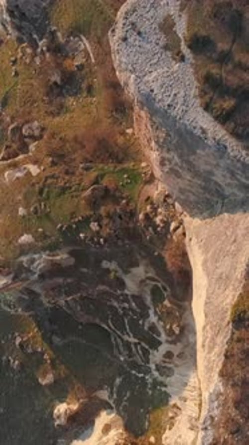 Blick von oben auf die Rocky Cliff Line Aufnahme Rocky Cliff wird von Sonnenstrahlen vor dunklem Hintergrund beleuchtet
