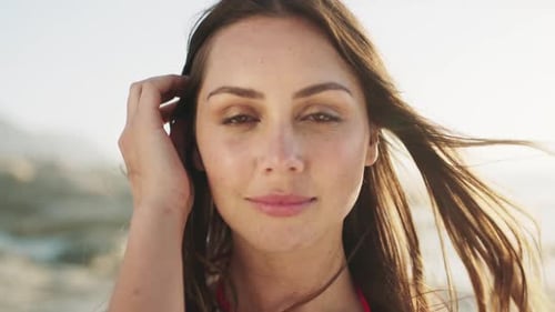 Visage, beauté et femme à la plage en vacances, en vacances ou en voyage d'été avec une brise fraîche