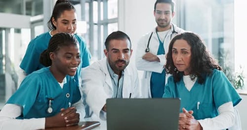 Pessoas felizes, médicos e laptop com equipe aplaudindo por boas notícias, vencendo