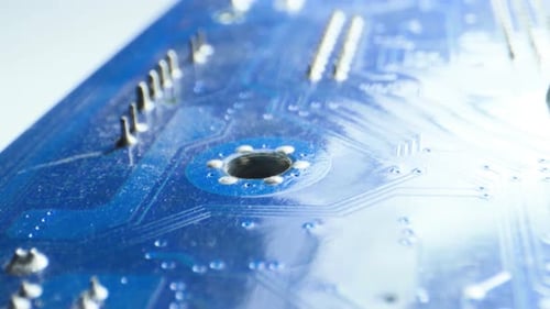 gros plan de la carte mère, caméra se rapprochant