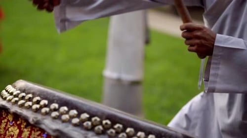 Energetisches Trommeln im Freien auf einem traditionellen Kulturinstrument