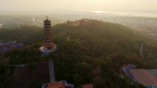 Lufttempel und Türme unter dem Sonnenuntergang