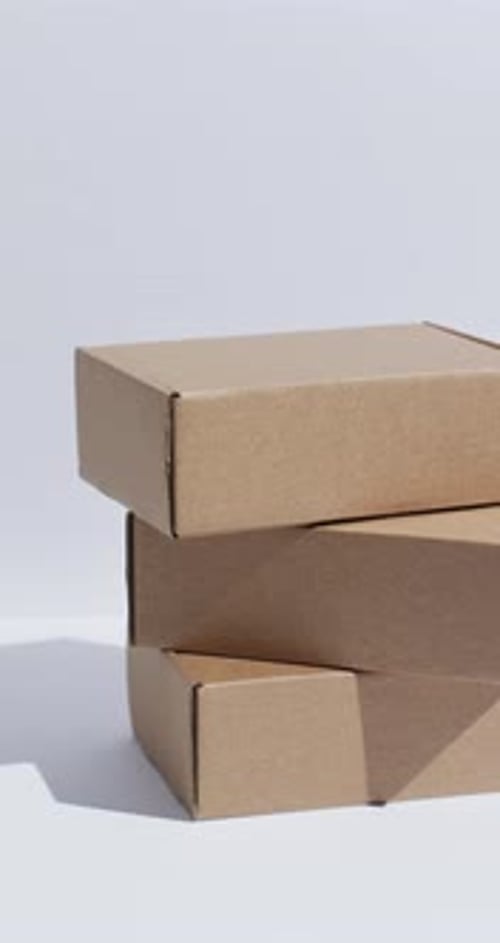 Vidéo verticale de boîtes en carton empilées avec espace de copie sur fond blanc