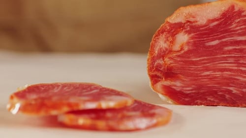 Mélange de saucisses de porc espagnoles, planche à découper d'appétissante collation catalane, fuet, jamon, chorizo, olives