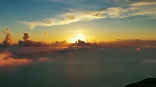 Vue aérienne des nuages lumineux du coucher du soleil