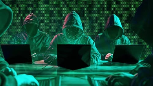 Hackers encapuzados trabalhando em um ambiente digital