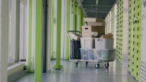Chariot rempli de boîtes et de contenants dans une installation de libre-entreposage