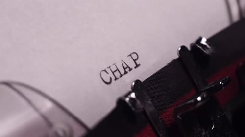 Chapitre quatre, Taper dans une machine à écrire vintage, écrire un livre ou un roman, gros plan