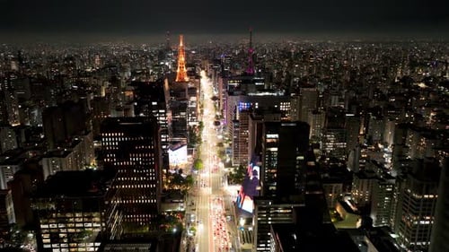 Noite na Avenida Paulista, no centro de São Paulo, Brasil. Escritórios comerciais.