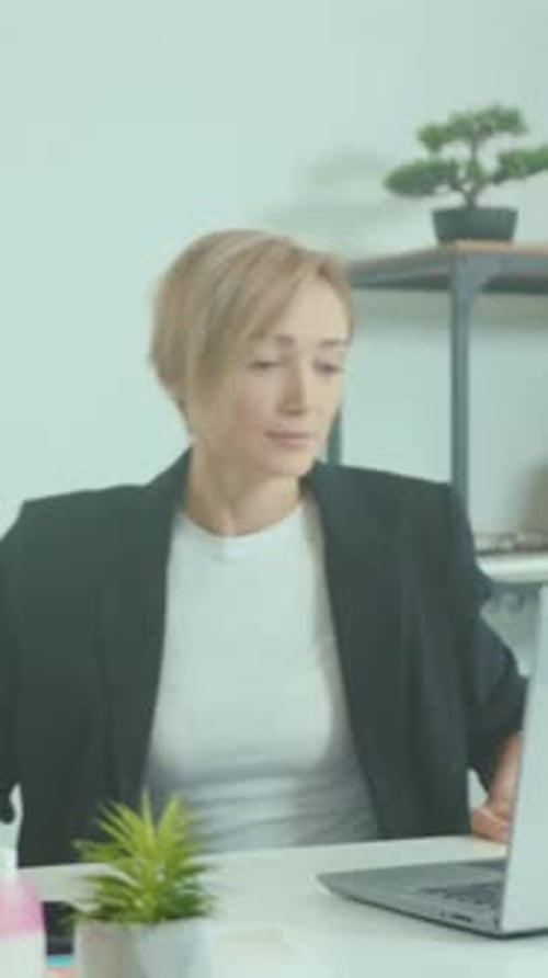 Femme professionnelle sur un espace de travail informatique Femme caucasienne engagée dans un travail à un bureau bien éclairé