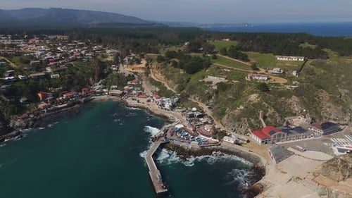 Vue aérienne du port de Caleta Quintay avec un vaste littoral au Chili. La prouesse du paysage pittoresque