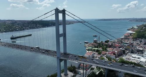Istanbuler Bosporus-Brücke und Skyline der Stadt im Hintergrund mit türkischer Flagge bei schönem Sonnenuntergang