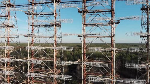 Tchernobyl prend naissance depuis le sol et au-dessus, Étoile Wormwood, le village de Kopachi et vérifie que c'est la maternelle,