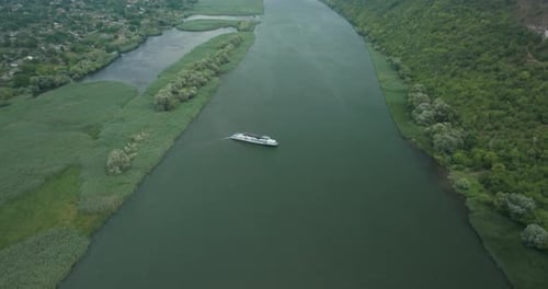 smooth removal from the boat, which is located in the middle of the river, opening the view of a