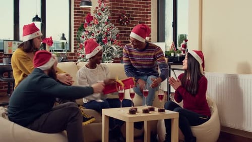 Funcionários dando presentes na festa de véspera de Natal