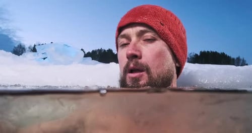 Portrait rapproché du nageur d'hiver. Un jeune homme trempé dans l'eau glacée tourne la tête et regarde un