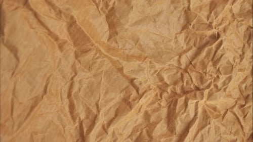 Braunes, zerknittertes Papier, Stop-Motion-Animation, leerer Hintergrund mit freiem Speicherplatz