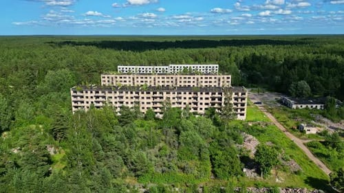 Verlassene Gebäude im Wald.