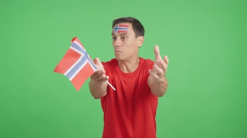 Un homme qui encourage la Norvège est furieux de la décision de l'arbitre