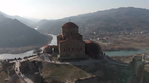 Aerial fly: monasterio de vari en Mtskheta, Georgia, antigua iglesia en lo alto de una colina y valle del río
