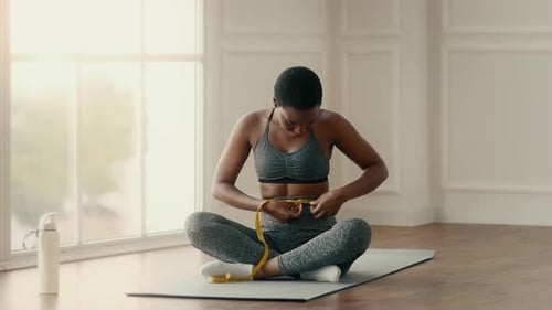 Fitness-Enthusiast misst den Fortschritt beim Heimtraining im Haus