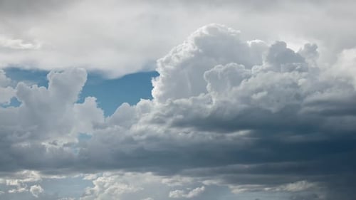 Zeitraffer von Cumulus-Wolken, die sich durch den Himmel bewegen