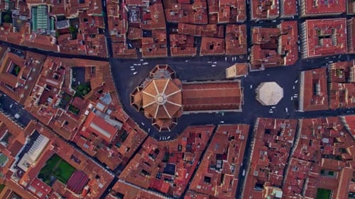 Luftaufnahme der Dächer von Kathedralen und Kirchen in Florenz, Italien.