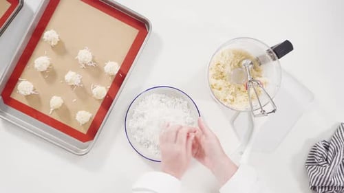 Coloque la masa para galletas en la bandeja para hornear con una cuchara para hornear galletas de coco