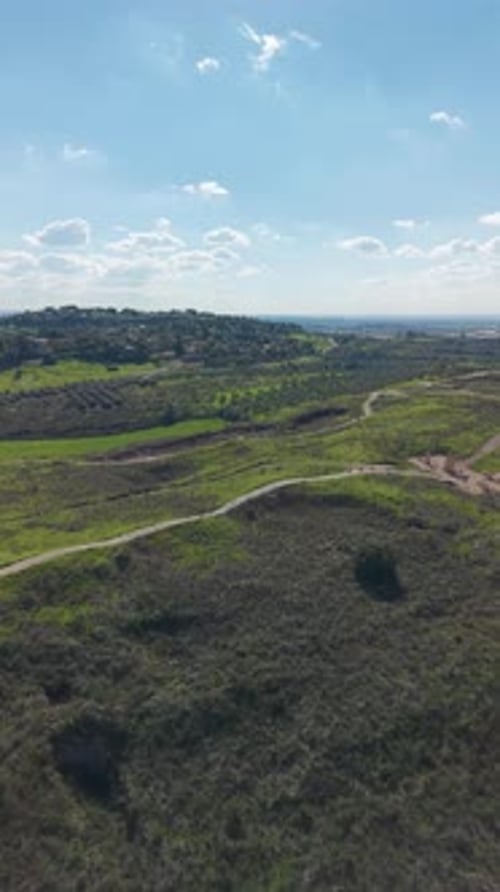 Drone vertical du parc national de Tel Gezer filmé au-dessus des menhirs de la Haute Place