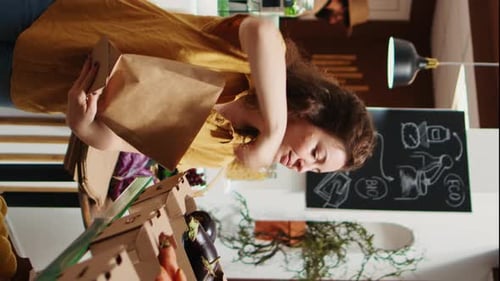 Cliente de una tienda de vídeo vertical que utiliza una bolsa de papel no contaminante