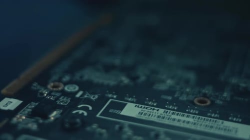 Macro Shot de la máquina automática de recoger y colocar instala rápidamente los componentes en la placa de circuito