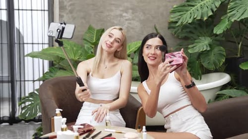 Vídeo tutorial de belleza y cosmética para una mujer joven haciendo contenido. Relajarse