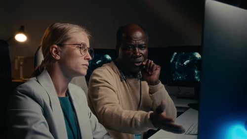 Zwei verschiedene Cybersicherheitsspezialisten diskutieren das Problem mit Code