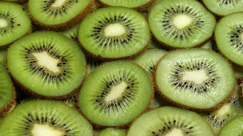 Eine Menge geschnittener Kiwi rotiert