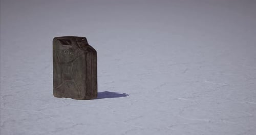 Antiguo recipiente que descansa sobre un vasto salar bajo la brillante luz del sol