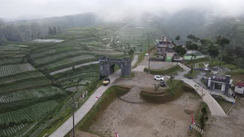Une voiture de transport de légumes traverse les pentes du mont Merbabu à Negeri, Kahyangan ou Tol Ka.