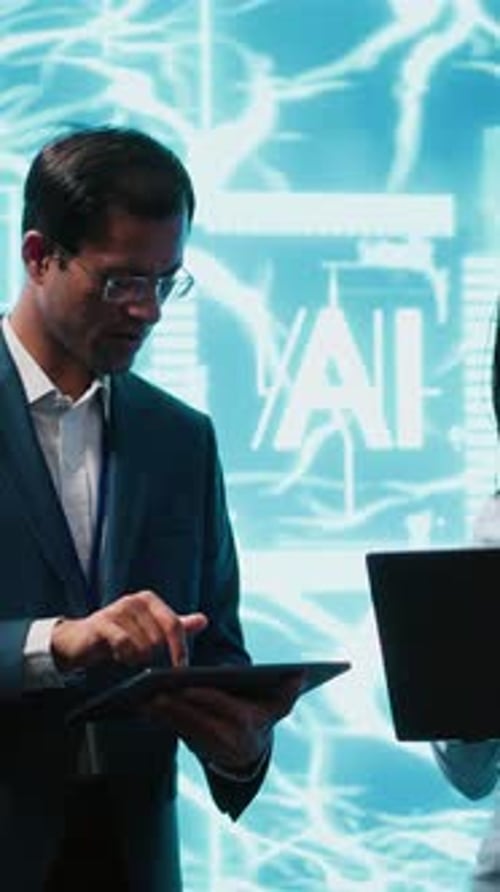 Vertikale Video-Mitarbeiter lösen Aufgaben auf Laptop und Tablet, auf denen KI-Software ausgeführt wird
