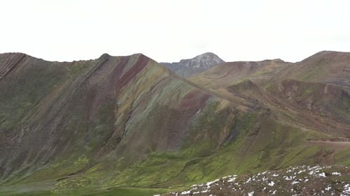 Vinicunca Rainbow Mountain, atemberaubende farbenfrohe Gipfel aus verschiedenen Mineralien